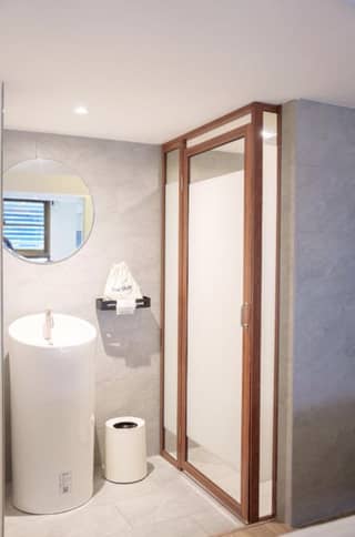 พื้นที่นั่งเล่น Premier Room - Zayn Hotel พร้อมพงษ์